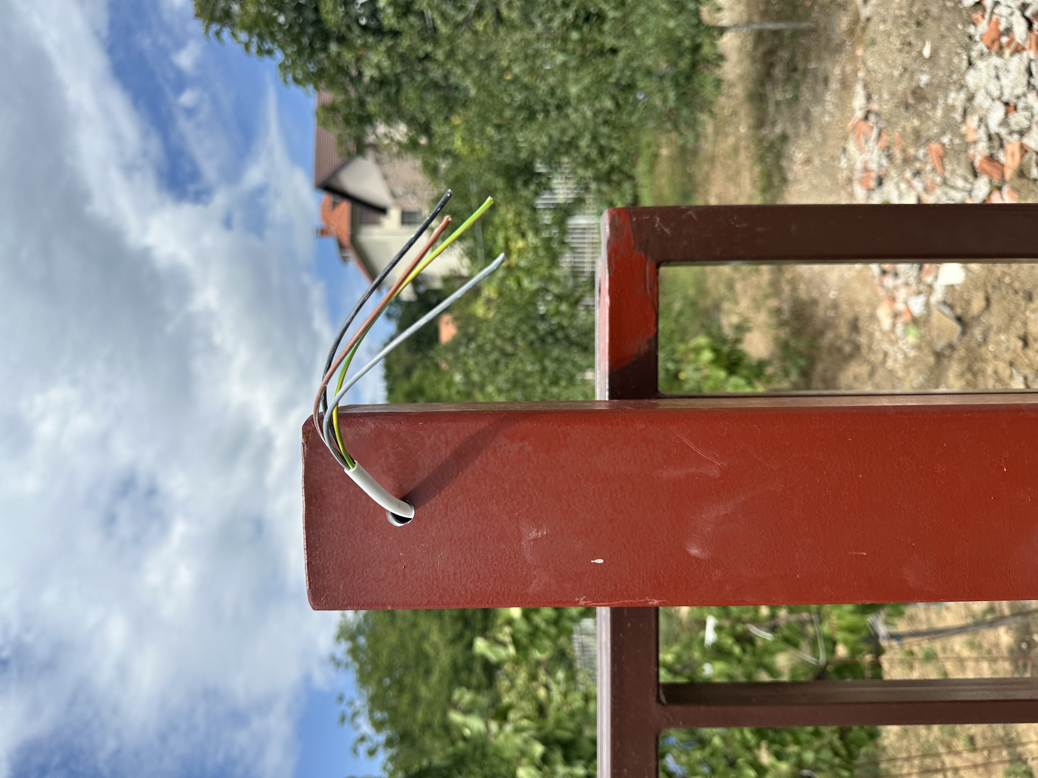 Detalj instalacije automatike za kapiju